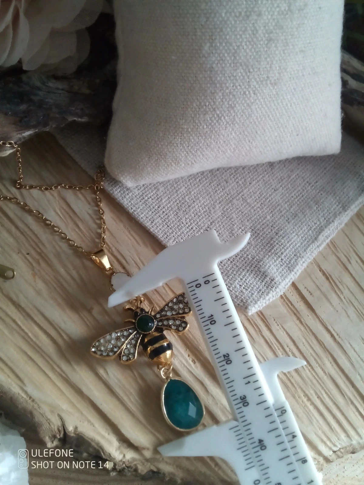 Collier pendentif abeille et pierres semi précieuses – photo 3